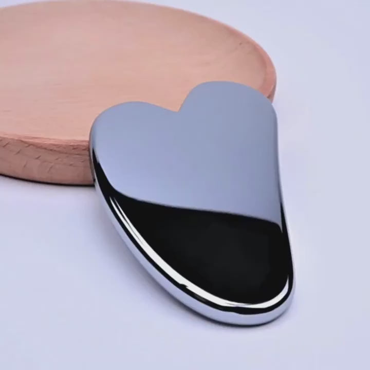 Gua Sha de Acero Inoxidable en uso